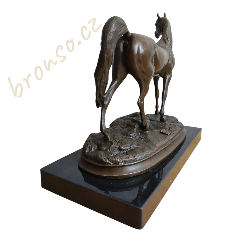 Kůň Ibrahim – elegantní bronzová socha arabského koně