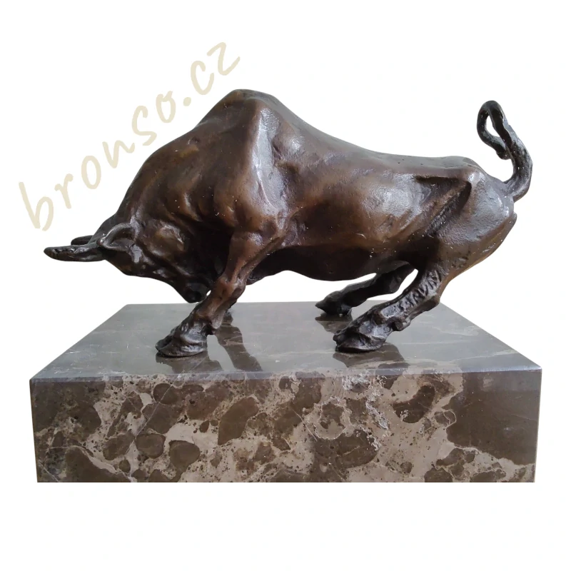 Impozantní bronzový býk Wall Street – symbol síly, úspěchu a prosperity, pravý bronz na mramoru