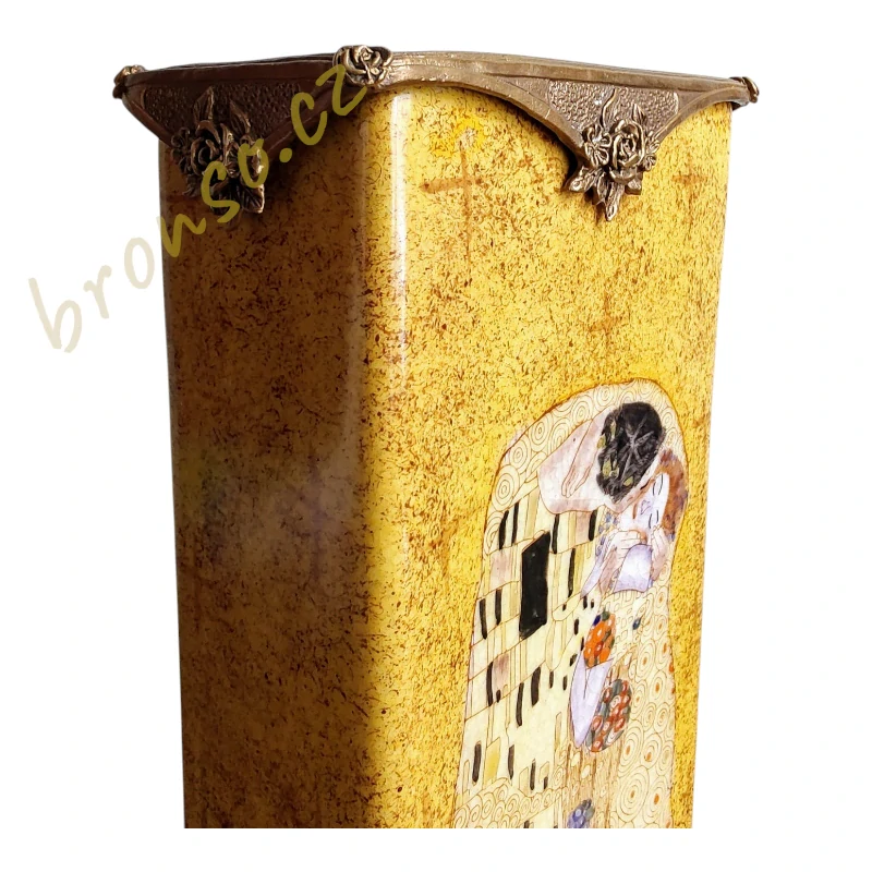Porcelánová váza Gustav Klimt „Polibek“ – luxusní dekorace v bronzovém rámu