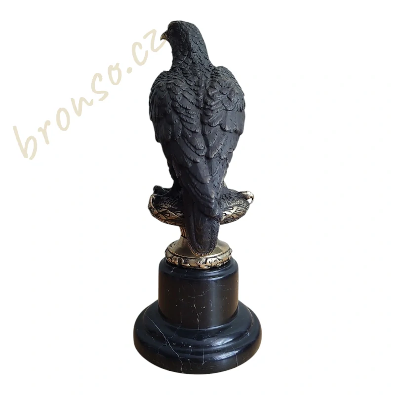 Orel na mramorovém podstavci – signovaný bronz A. Thorburn, francouzská sběratelská socha