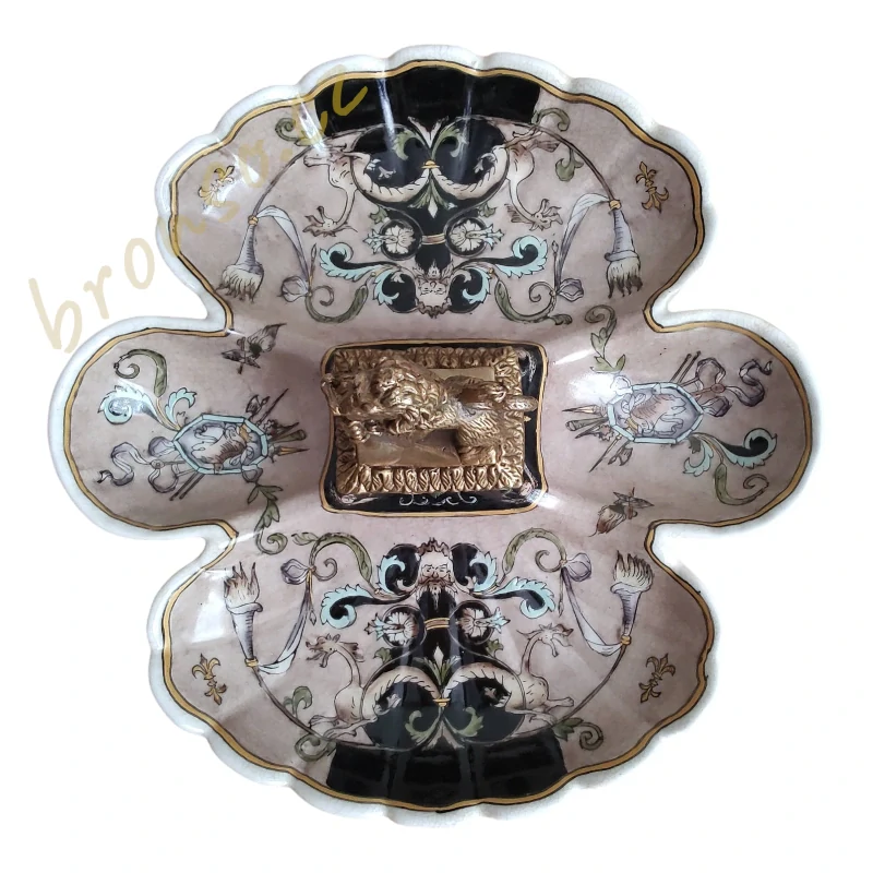 Porcelánová miska s bronzovým lvem – dekorativní servírovací mísa ve stylu Art Nouveau