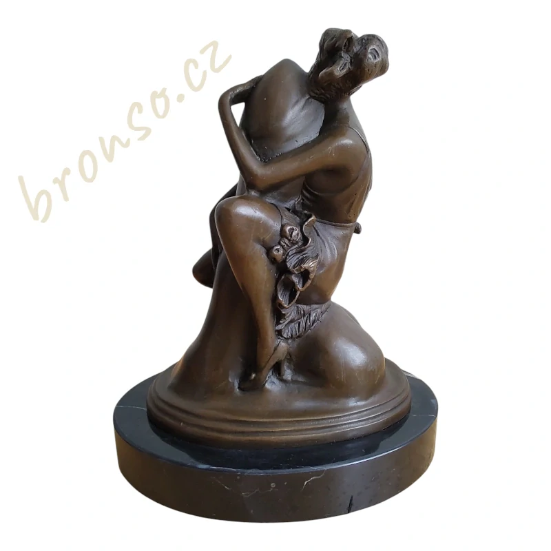Bronzová socha ženy objímající falus