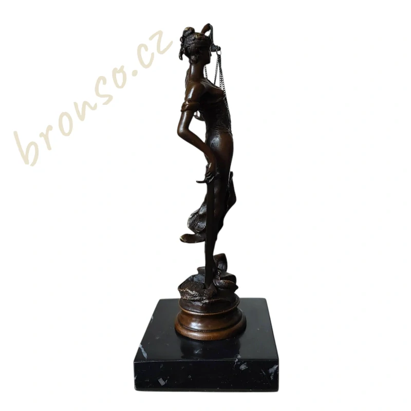 Bronzová soška Spravedlnosti (Justitia) – signováno Mayer – patinovaný bronz na mramoru, 23 cm
