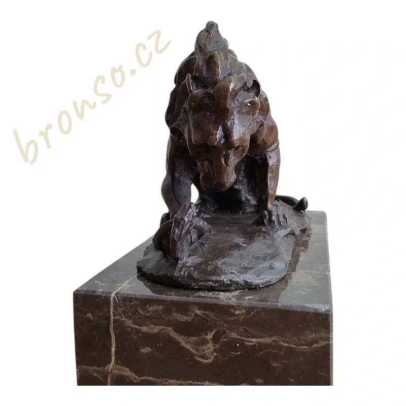 Lev a had - bronzová soška lva v boji s hadem