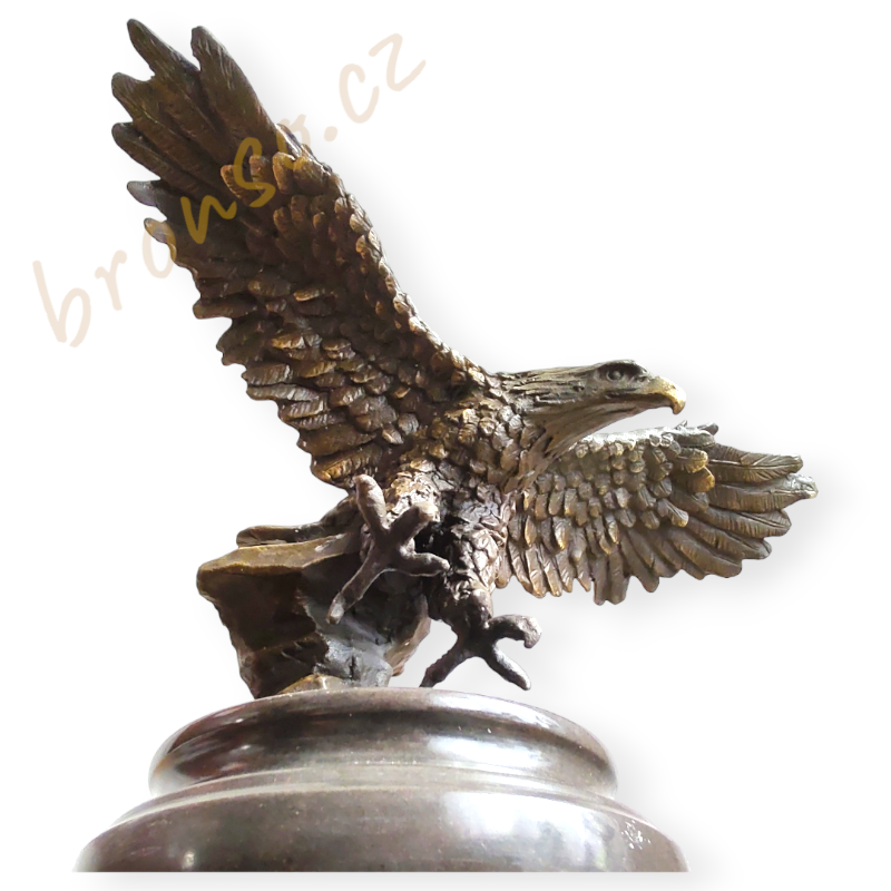 Orel v letu na mramoru – bronzová soška, majestátní zvířecí umělecká dekorace