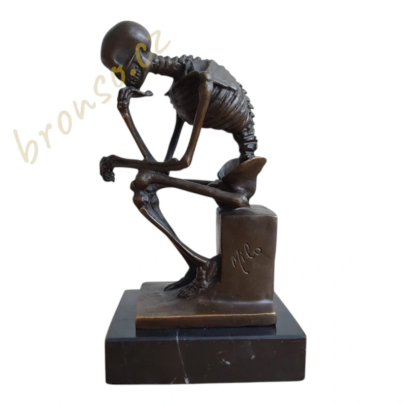 Myslitel – sedící kostra, bronzová soška s filozofickým motivem, umělecká dekorace