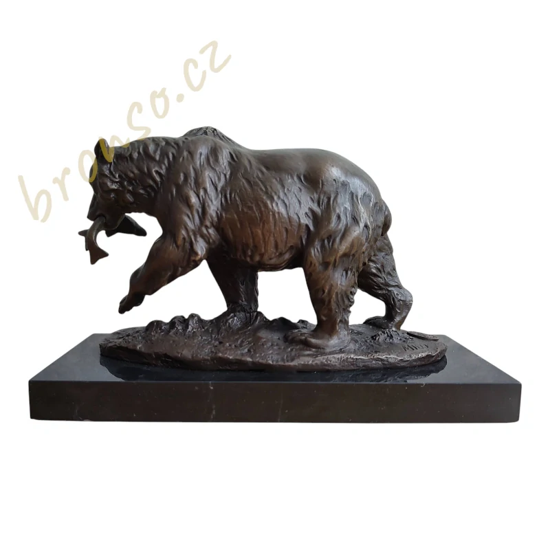 Medvěd s rybou – bronzová socha, zvířecí umělecká dekorace