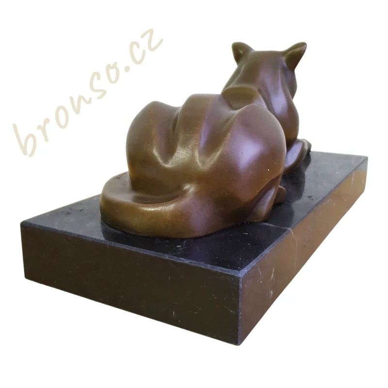 Bronzová socha ležící kočky – kubistický styl podle Michel Decoux | Signovaná, číslovaná, na mramoru