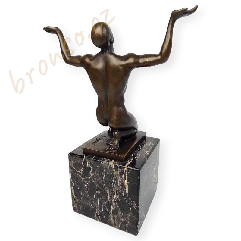 Sportovec - Moderní gymnastika - nahý muž klečící - bronzová soška