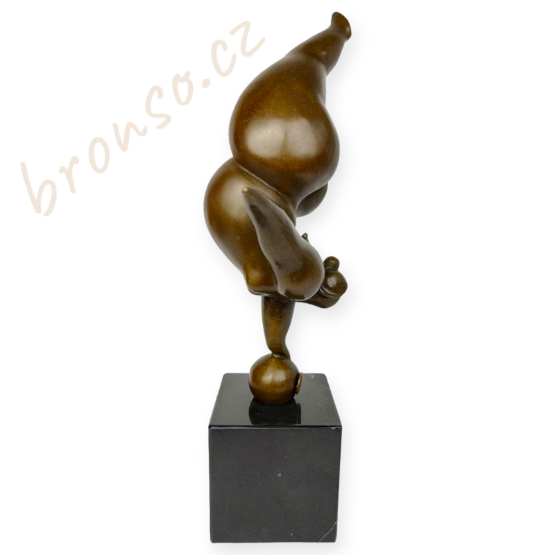 Dáma balancující na jedné ruce – moderní bronzová soška, elegantní umělecká dekorace