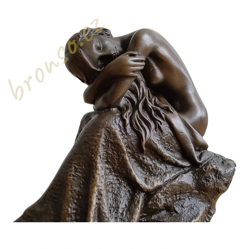 Spící žena – bronzová socha na mramorovém podstavci – elegantní dekorace do interiéru