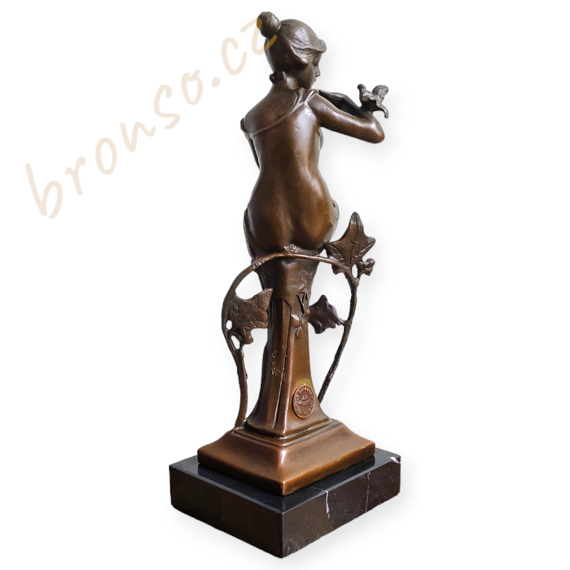 Elegantní socha ženy s ptáky z bronzu