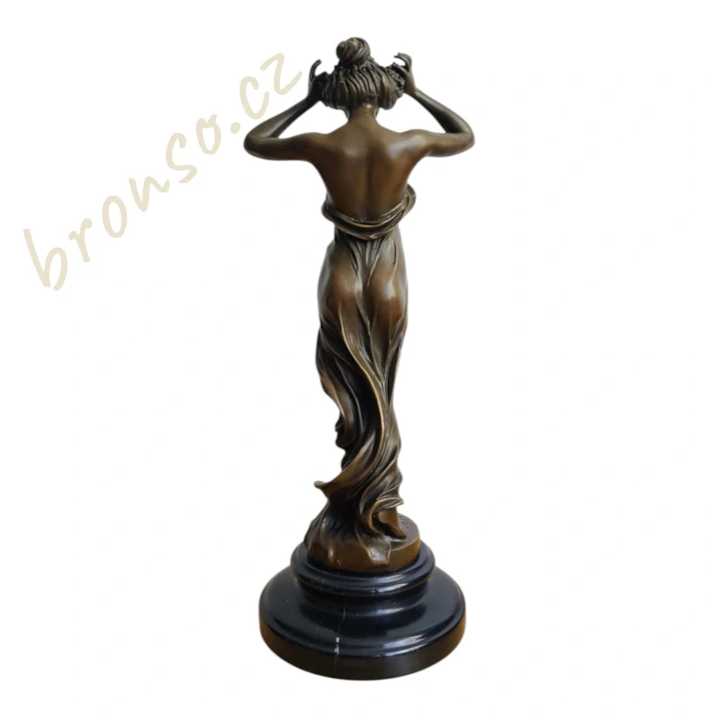 Nymfa s květinami ve vlasech – bronzová socha