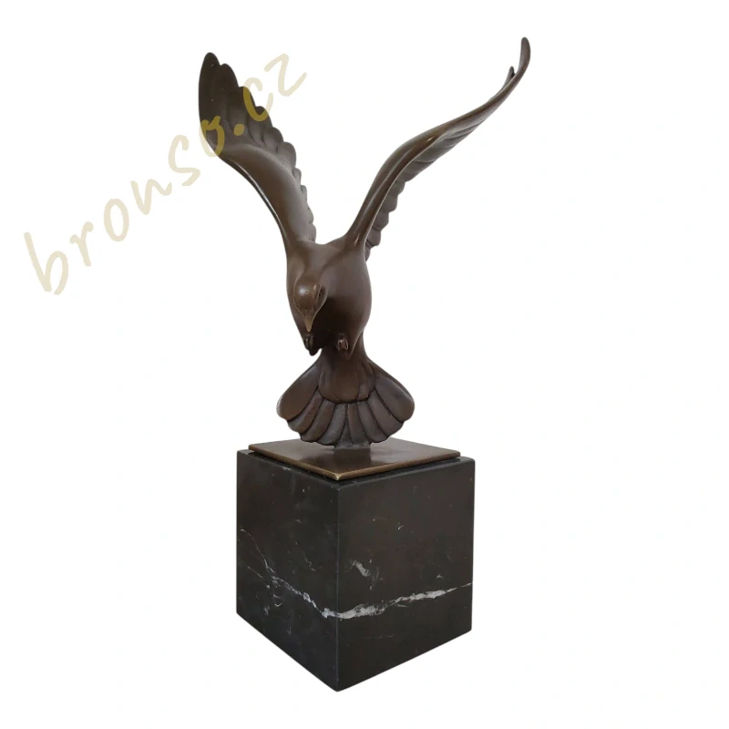 Holub v letu – bronzová socha