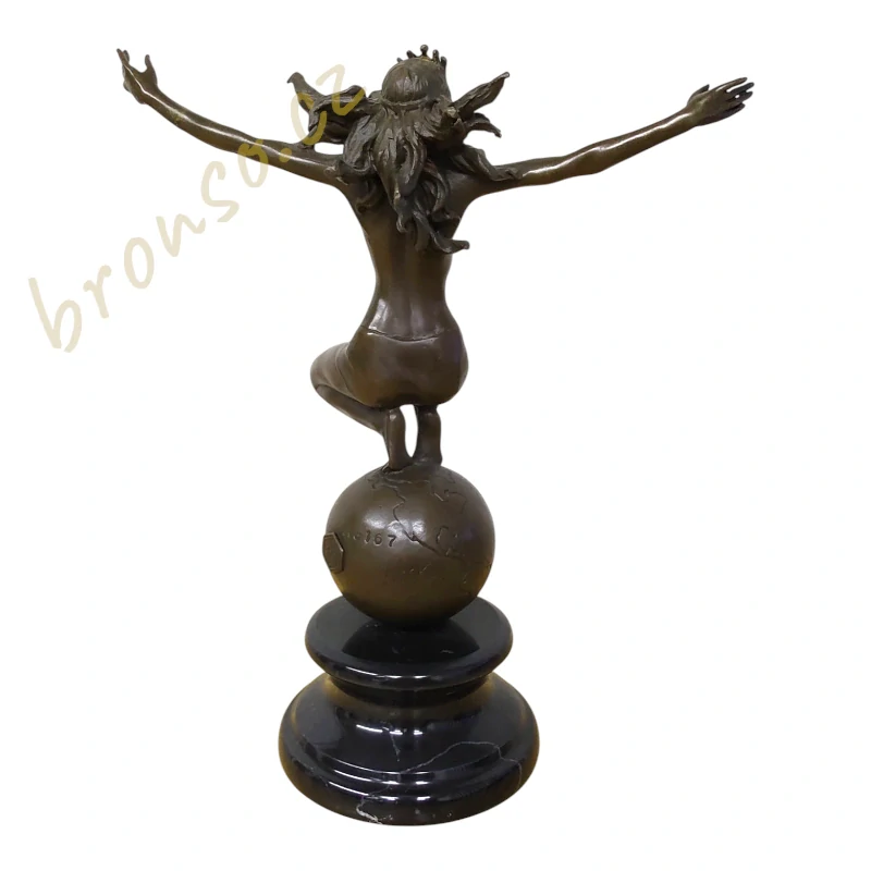 Bohyně země – bronzová soška