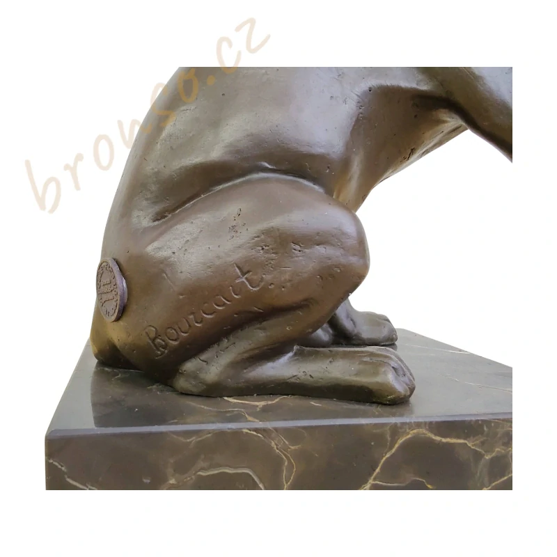 Hrající si kočka – bronzová socha