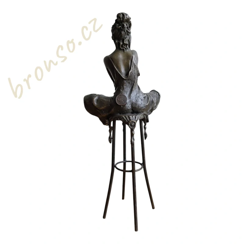 Elegantní bronzová socha sedící ženy na barové stoličce