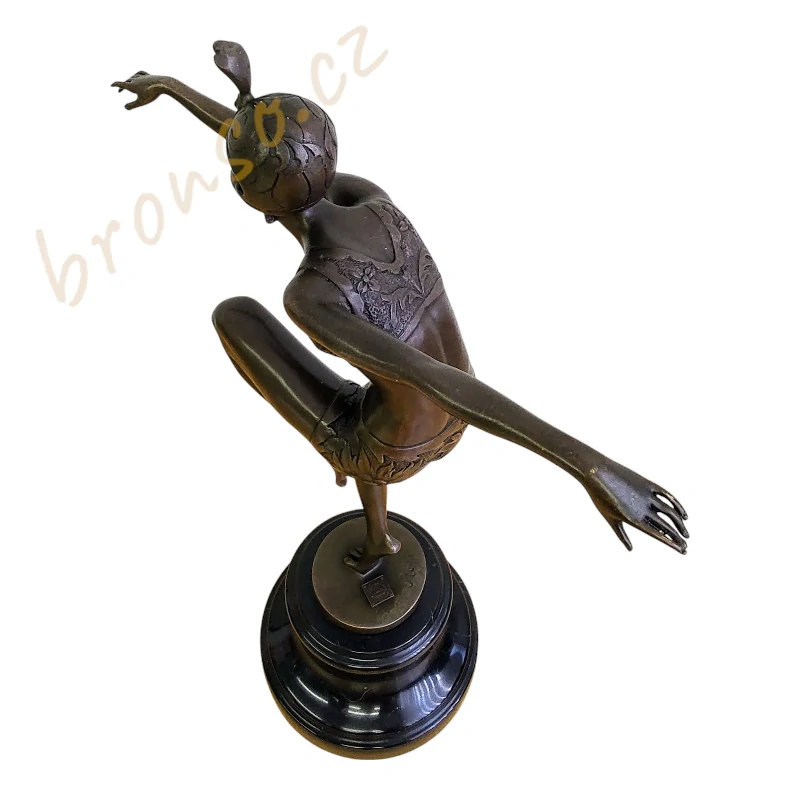 Con Brio – bronzová socha tanečnice, umělecká dekorace do interiéru