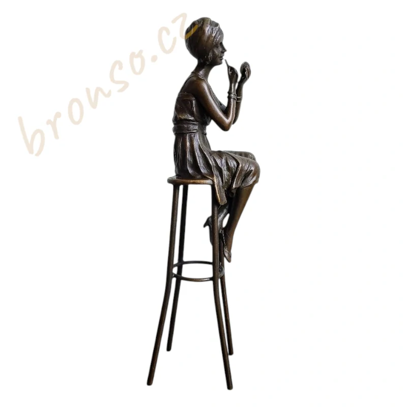 Žena sedící na stoličce – bronzová soška, elegantní ručně vyrobená umělecká dekorace