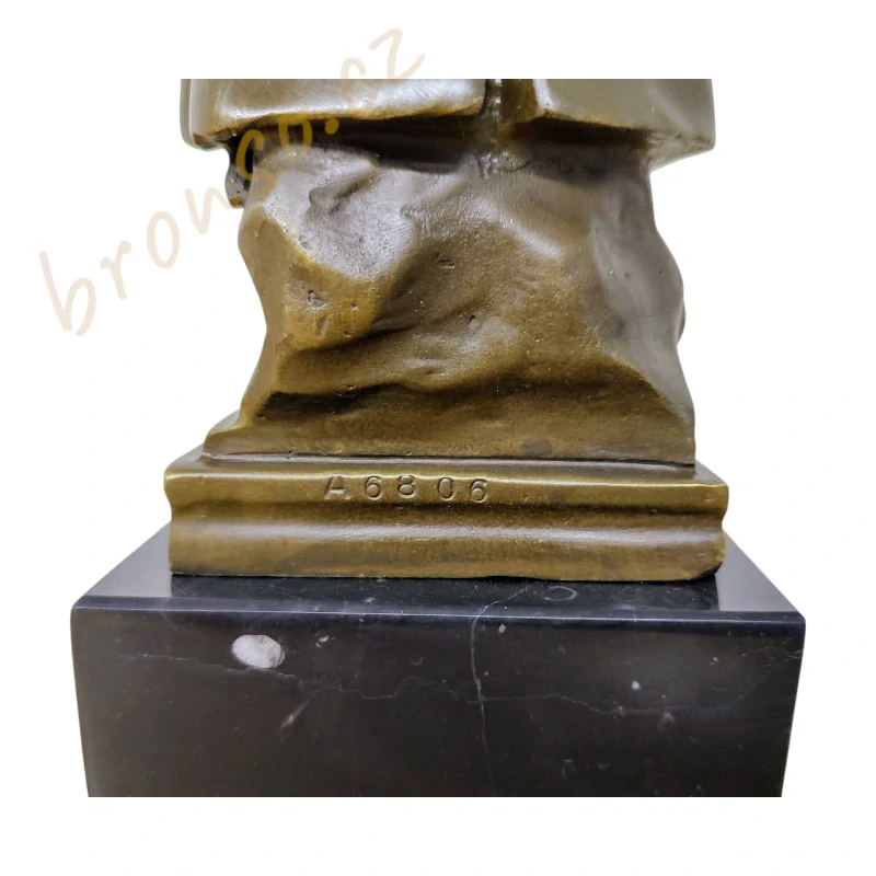 Bronzová figurální socha generála Napoleona Bonaparte – historická umělecká dekorace