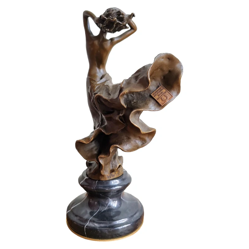 Bronzová socha Dáma s vlajícími šaty – elegantní umělecká figurka z pravého bronzu