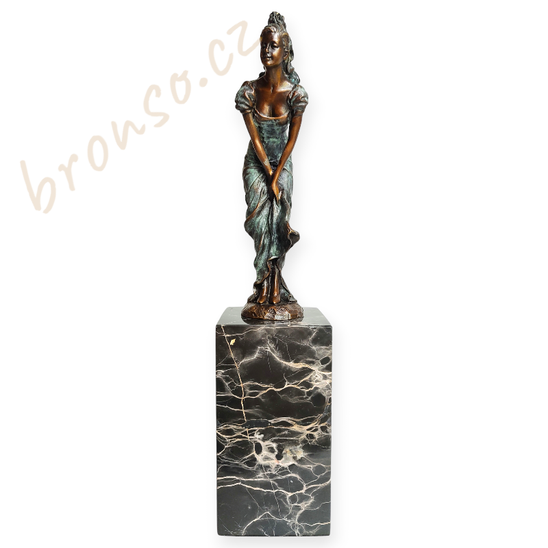 Žena v dlouhých šatech – bronzová soška ve stylu Art Deco