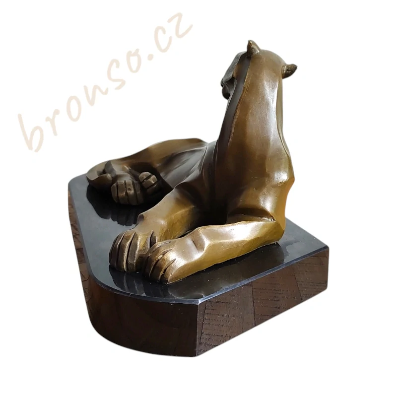 Bronzová socha pantera – elegantní kubistická ležící šelma, umělecká dekorace
