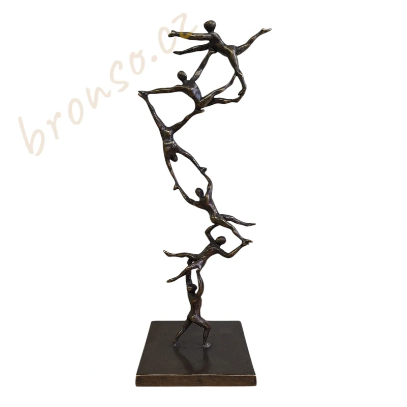 Socha lidské věže – elegantní bronzoví akrobaté ve spirálovitém vzestupu, moderní umělecká dekorace