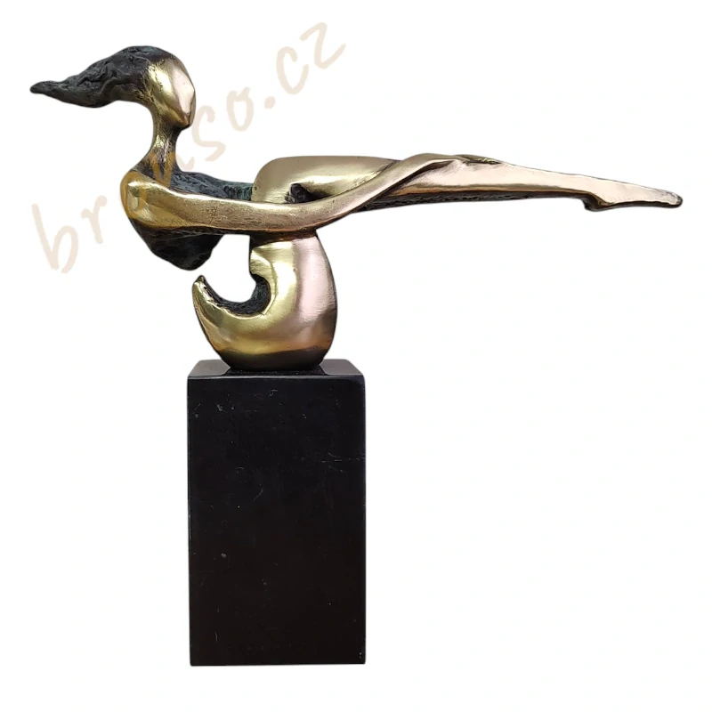 Bronzová socha na mramorovém podstavci – originál, signováno, moderní umění