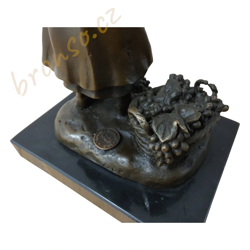 Bronzová soška dívky na mramorovém podstavci – signované umělecké dílo, ručně vyrobená dekorace