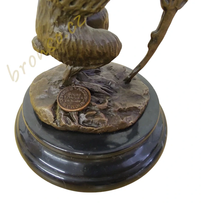 Lovecký zajíc – bronzová soška na mramorovém podstavci