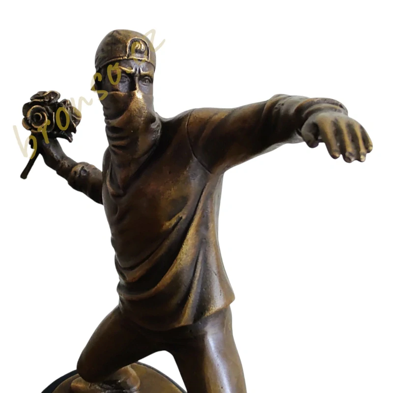 Bronzová socha Banksy: Flower Thrower – Hodící se květinář - Moderní umění, designová soška