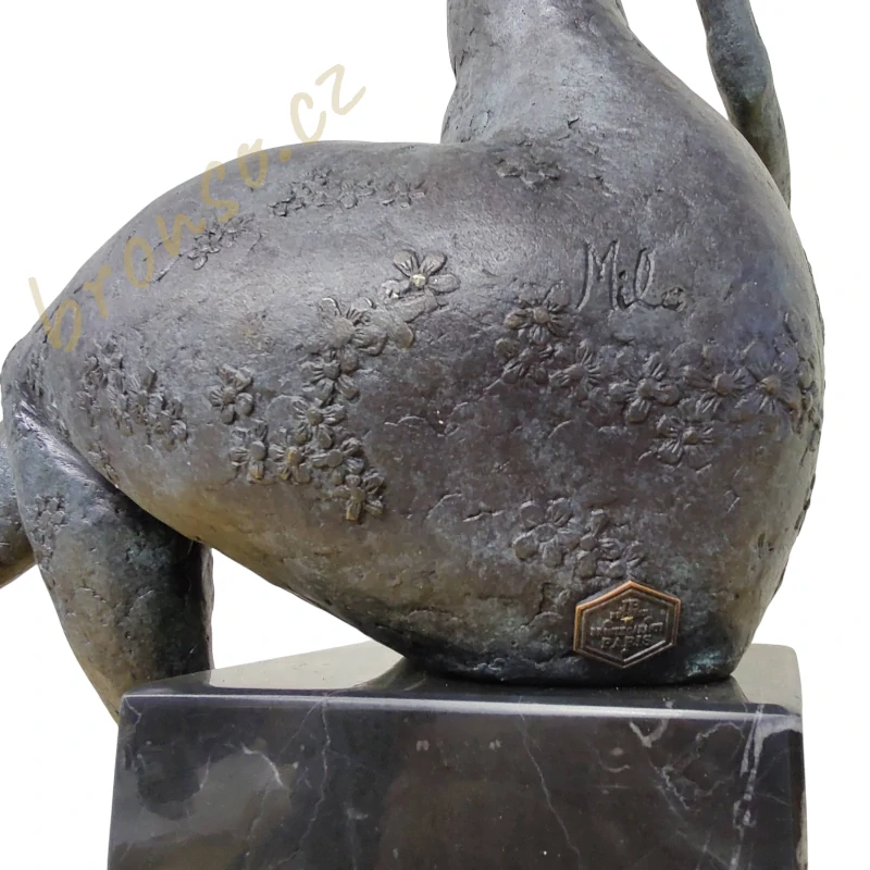 Bronzová socha ženy – Moderní abstraktní umění pro interiér