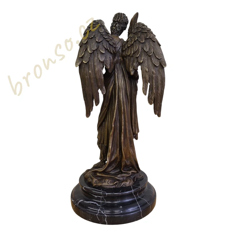 Bronzová socha anděla podepsaná A. Moreau. Pravý bronz s patinou, mramorový podstavec, elegantní umělecká dekorace do interiéru.