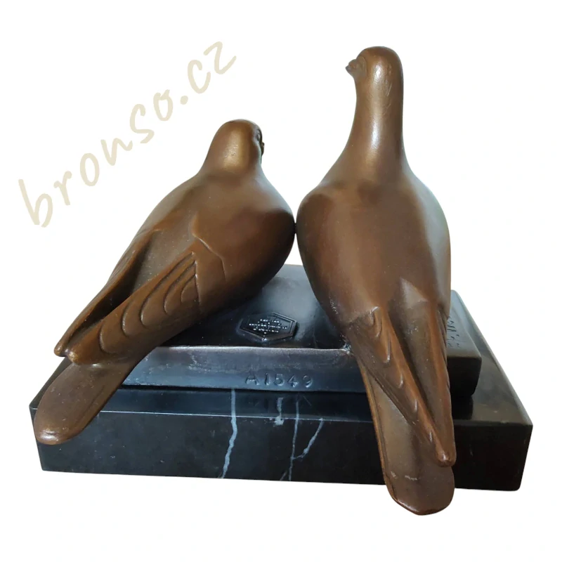 Bronzová soška holubic – číslovaná umělecká figurka lásky na mramorovém podstavci | Ručně odlévaný bronz s pečetí