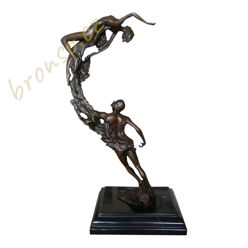 Tančící pár - Dynamická bronzová socha páru podepsaná Aldo Vitaleh