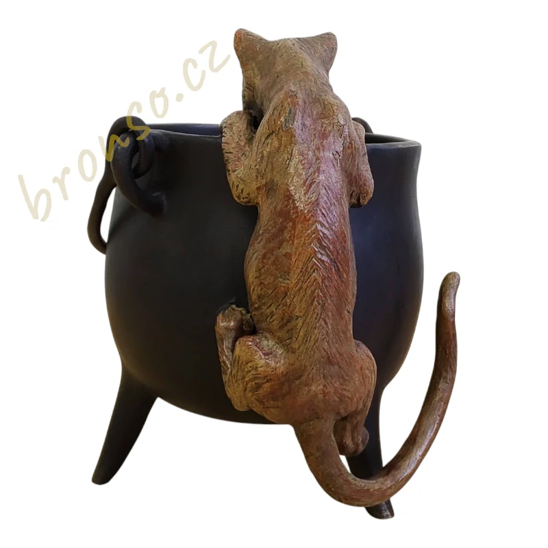 Bronzová kočka na kotlíku – soška ve stylu vídeňského bronzu, podepsaná L.A. Carvin