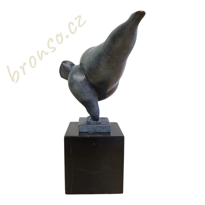 Moderní bronzová socha ženského aktu – signováno Milo, mramorový podstavec