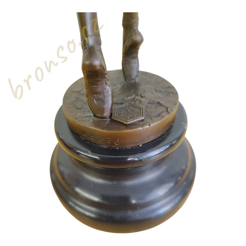 Bronzová socha baletky na mramorovém podstavci - signováno, číslováno