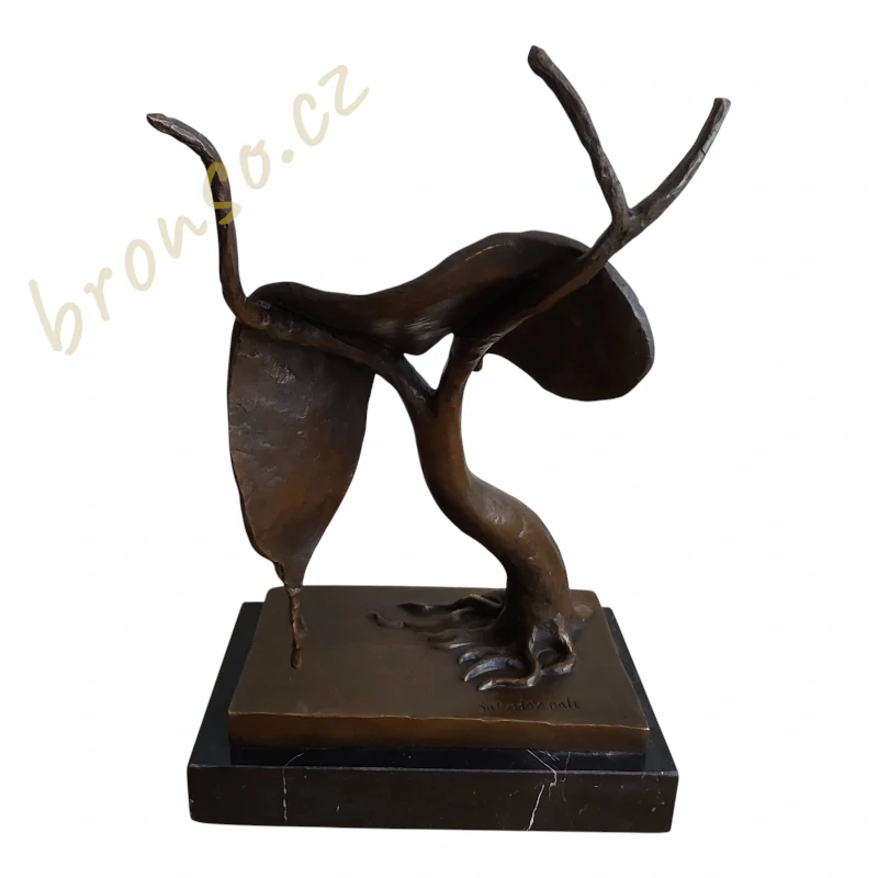 Rozteklé hodiny – surrealistická bronzová socha ve stylu Salvadora Dalího