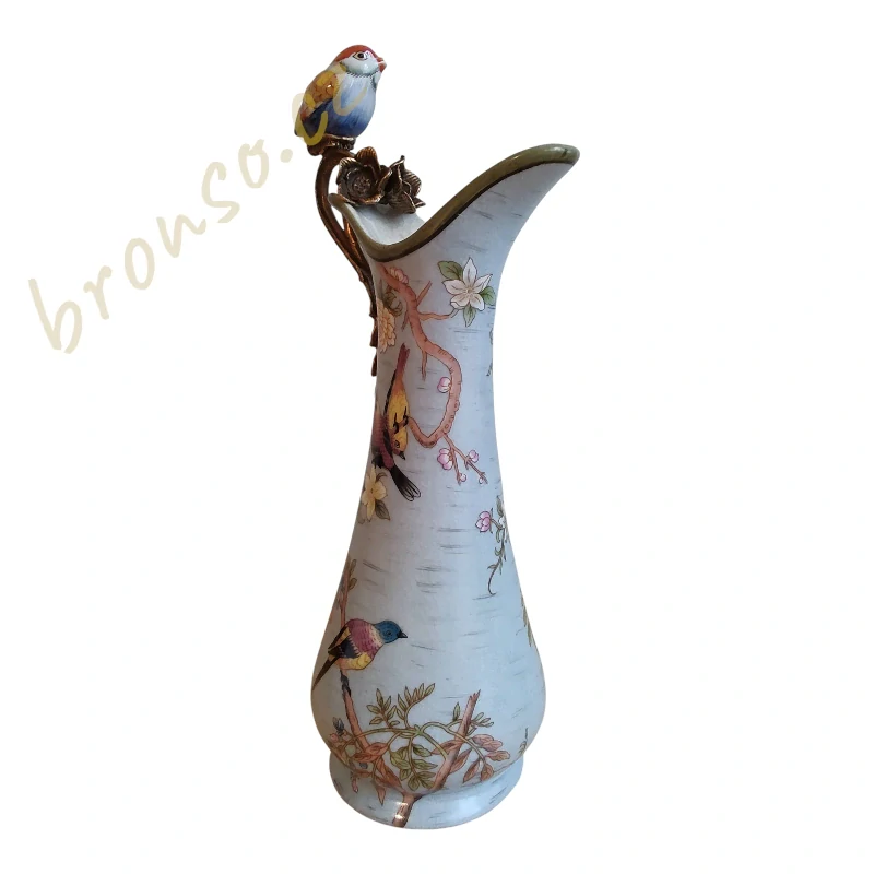 Porcelánová secesní karafa s bronzovým držadlem ve tvaru ptáčka a květinovým dekorem