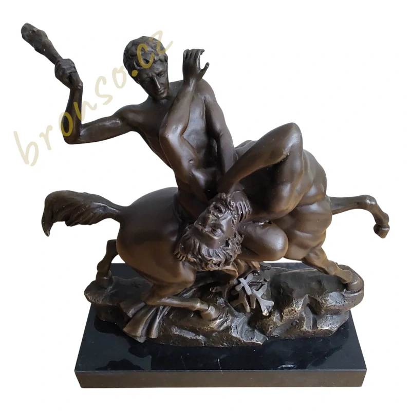 Herkules bojující s kentaurem – bronzová socha Barye na mramoru