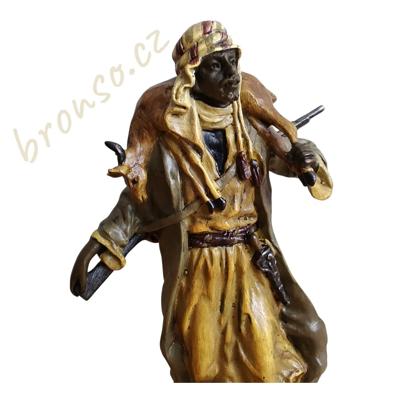 Beduínský lovec – Bronzová figurka ve vídeňském stylu, ručně kolorovaná orientální dekorace