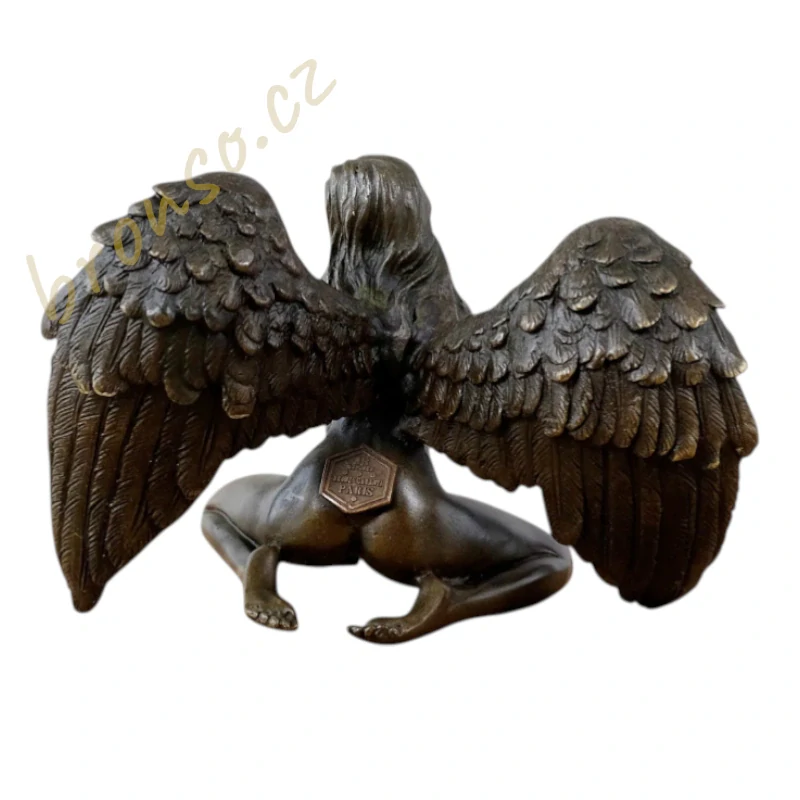 Okřídlená nahá dívka - bronzová soška