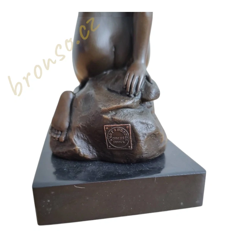Smyslná bronzová socha nahé ženy – klečící ženská figura na mramorovém podstavci, erotická umělecká dekorace, elegantní bytový doplněk