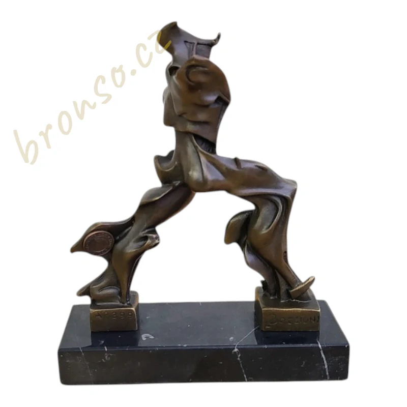 Futuristická bronzová soška – Unique Forms of Continuity in Space – Jedinečné formy kontinuity v prostoru – Umberto Boccioni abstraktní moderní umění