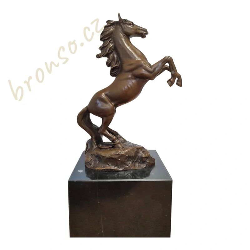 Bronzová socha koně na mramoru – vzpínající se hřebec, elegantní zvířecí figurka, luxusní dekorace, sběratelský dárek
