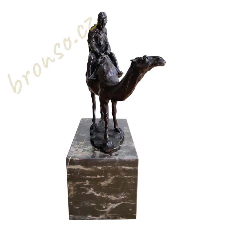 Bronzová socha beduína na velbloudovi – signováno Carvin, pravý bronz na mramoru