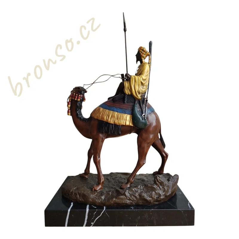 Bronzová socha arabského jezdce na velbloudovi – signováno A. Léonard, pravý bronz na mramoru