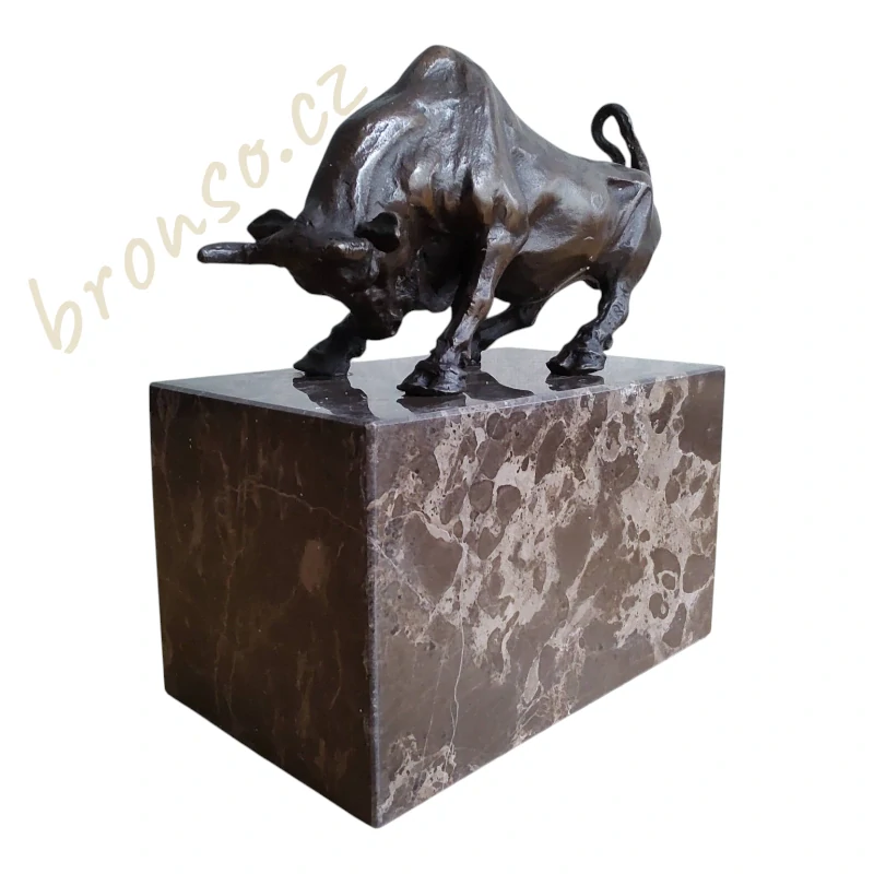 Impozantní bronzový býk Wall Street – symbol síly, úspěchu a prosperity, pravý bronz na mramoru